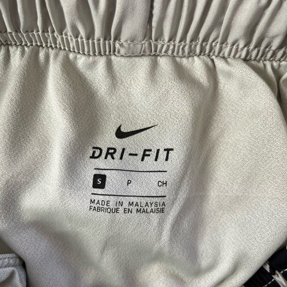 Bundle Athleta Nike tank top shorts active wear Measurements: Pit to pit 18inche - Picture 3 of 3